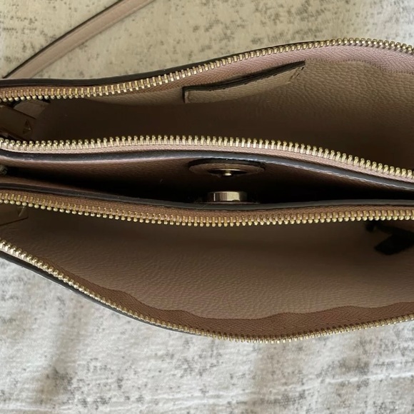 GUESS Crossbody Purse! - Picture 2 of 5